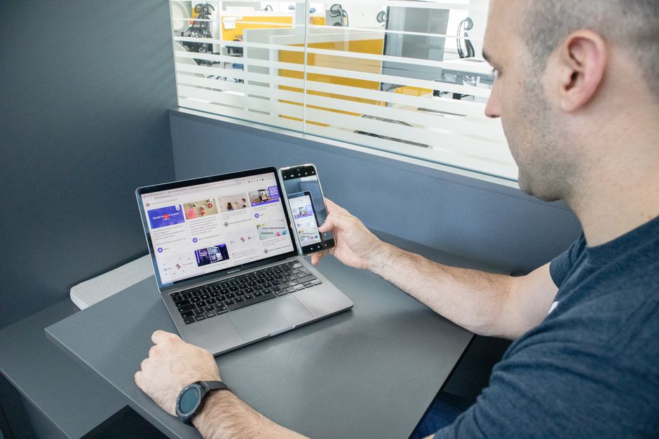 Multitasking s laptopom i pametnim telefonom u modernom uredu