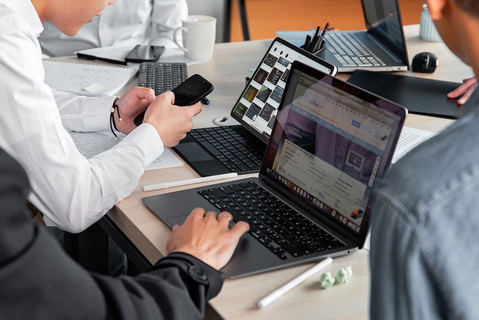 Profesionalci raspravljaju o poslu s laptopima